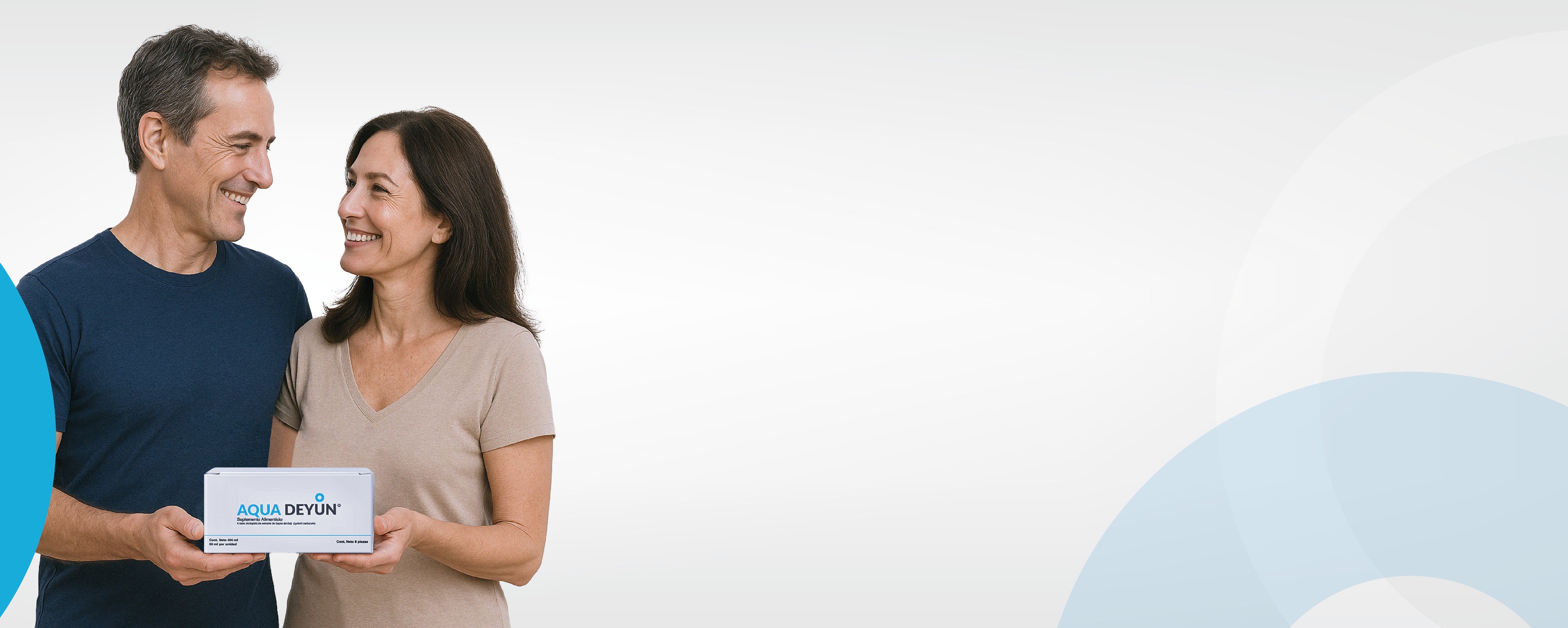 Pareja feliz sosteniendo Aqua Deyun, suplemento natural para el control de glucosa y bienestar